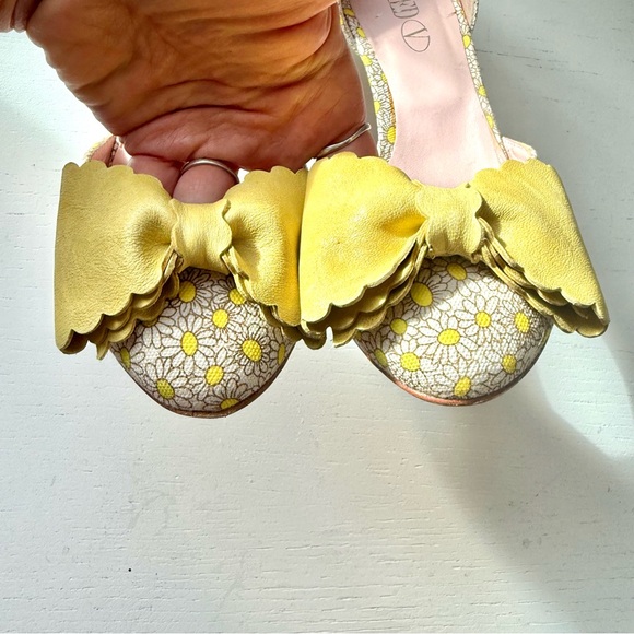 Valentino RED Daisy Floral Bow Heels Made in Italy Size 38 US 8 Yellow - Picture 7 of 13